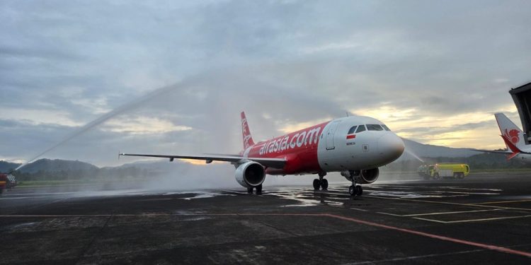 Angkut 180 Penumpang dari Jakarta, Indonesia AirAsia Terbang Perdana ke Manado