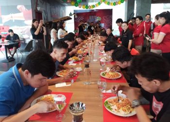 Lomba Makan Nasi Goreng Ibis Manado Berlangsung Seru