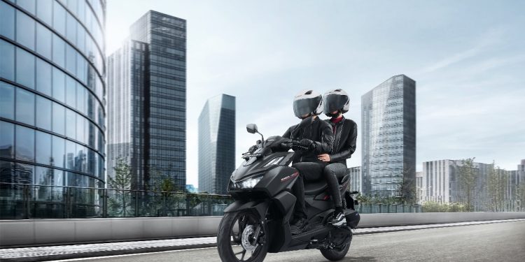 Bagaimana Tips Aman Berboncengan di Jalan? Instruktur Safety Riding Honda DAW Bagikan Caranya