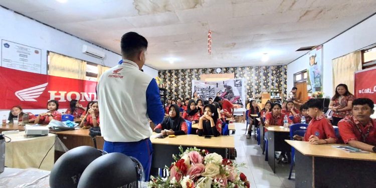 Tips Aman Berkendara Dikenalkan kepada Pelajar SMK N 1 Airmadidi