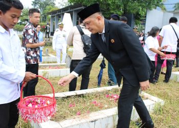 Kepala Kantor ATR/BPN Bitung Ziarah dan Tabur Bunga di TMP Kota Bitung