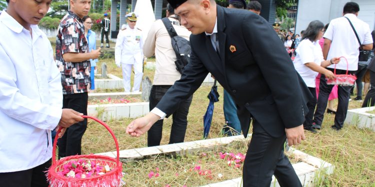 Kepala Kantor ATR/BPN Bitung Ziarah dan Tabur Bunga di TMP Kota Bitung