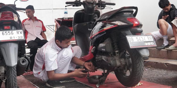Bagaimana Cara Rawat Aki Motor Biar Tetap Awet?