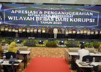 Nusron Wahid Serahkan 24 Penghargaan kepada Satker ATR/BPN Terima Predikat WBK