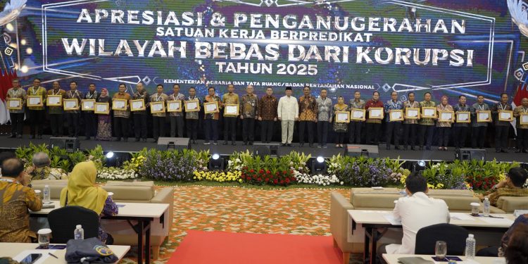 Nusron Wahid Serahkan 24 Penghargaan kepada Satker ATR/BPN Terima Predikat WBK