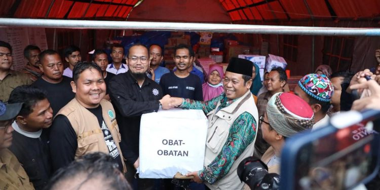 Menteri Nusron Salurkan Bantuan bagi Warga Kehilangan Keluarga di Kabupaten Agam