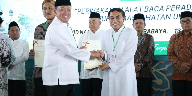 Romo Wahyu Terima Sertipikat Gereja Katolik Fransiskus Asisi sebagai Kado Natal bagi Umat