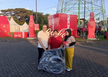 Berbagi Kebaikan, Coca-Cola Wujudkan Impian Meiske Bari Berikan Kursi Roda bagi Ibu Tercinta