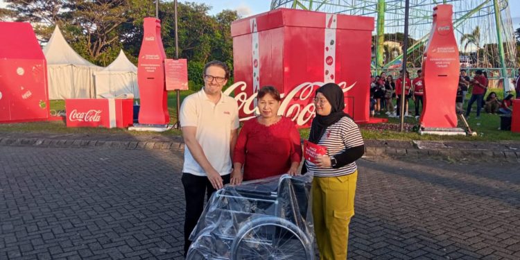 Berbagi Kebaikan, Coca-Cola Wujudkan Impian Meiske Bari Berikan Kursi Roda bagi Ibu Tercinta