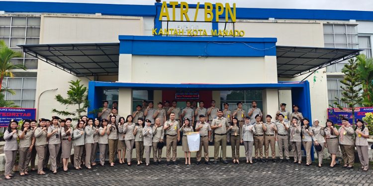 Pimpinan dan Pegawai Kantah Manado Tanda Tangan Komitmen Bersama Pembangunan Zona Integritas Menuju WBK dan WBBM